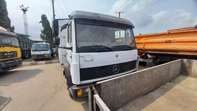 FOREIGN USED MERCEDES-BENZ 814 BUCKET BODY TRUCK