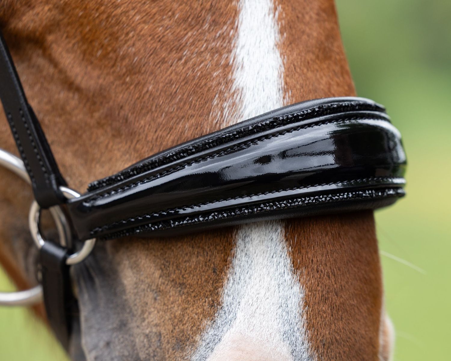 Trense Stockholm, WB, Größe: Warmblut, Nasenriemen: Lackleder, mit schwarzen Crystals