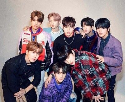 STRAY KIDS