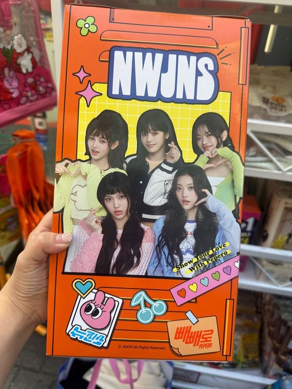 PEPERO × New Jeans コラボポスター - メルカリ