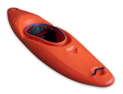 Ace of Spades / Spade Kayaks mit Kutech-Ausstattung | Modell 1 mit Sägezahnfußstütze