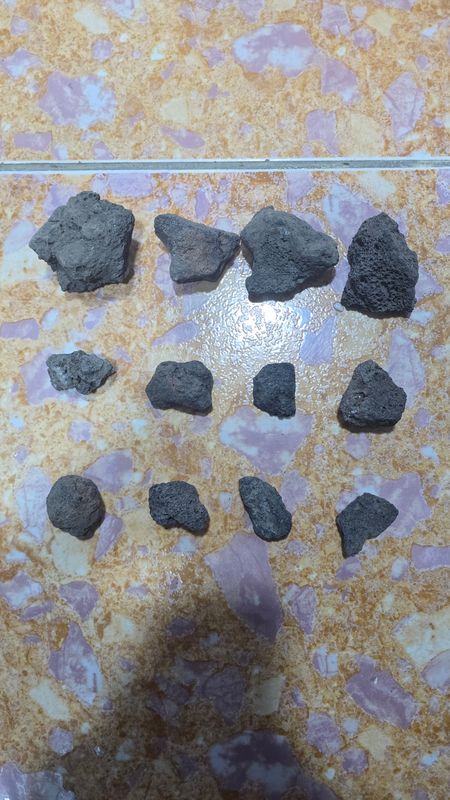 حجر بركاني اسود قطع صغيرة 1(كغم)