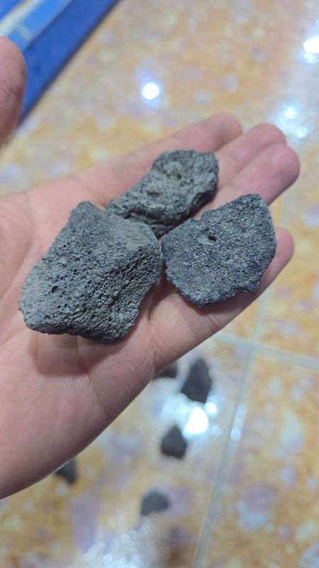 حجر بركاني اسود قطع صغيرة 1(كغم)