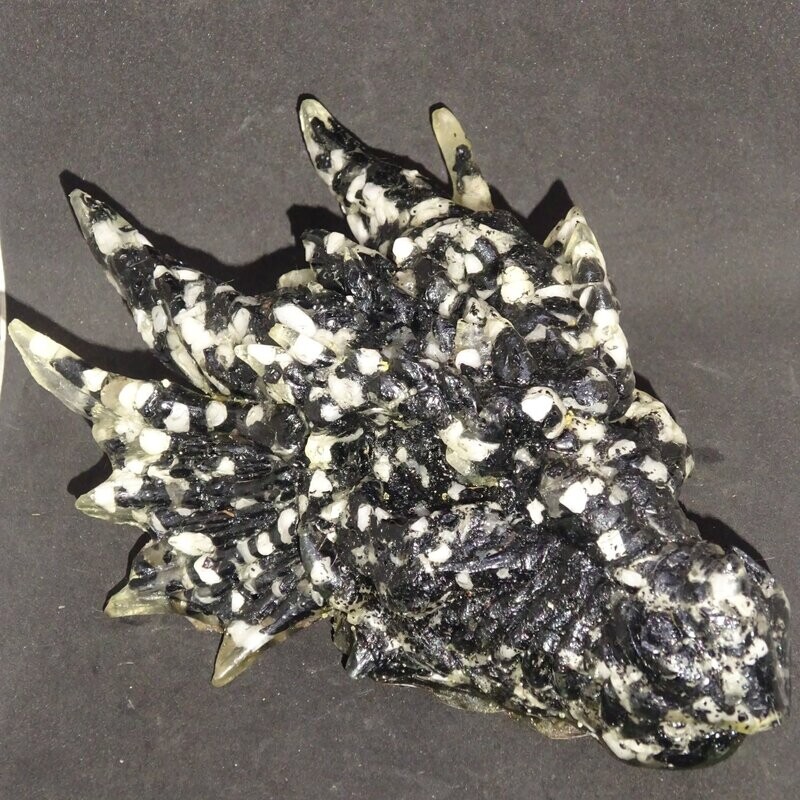 Drachenkopf aus der Neuen Zeit: Schörl & Achat Drachenkopf aus der Neuen Zeit: Schörl & Achat