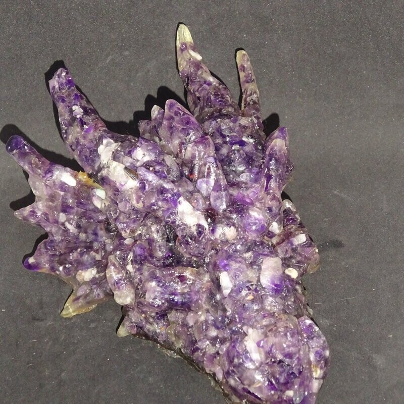 Drachenkopf aus der Neuen Zeit: Amethyst A Drachenkopf aus der Neuen Zeit: Amethyst A
