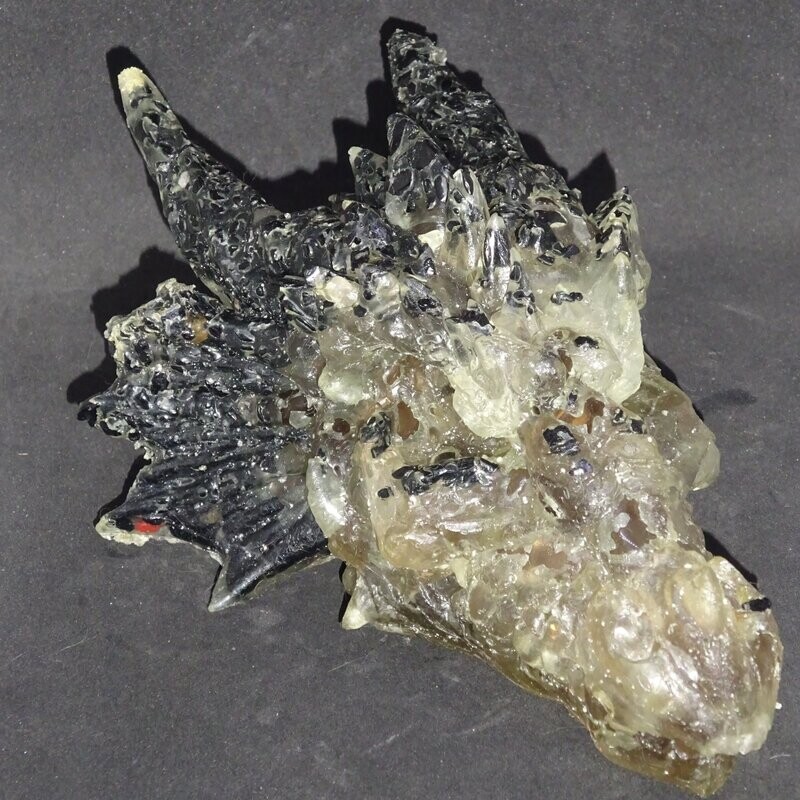 Drachenkopf aus der Neuen Zeit: Rauchquarz & Turmalinmix Drachenkopf aus der Neuen Zeit: Rauchquarz & Turmalinmix