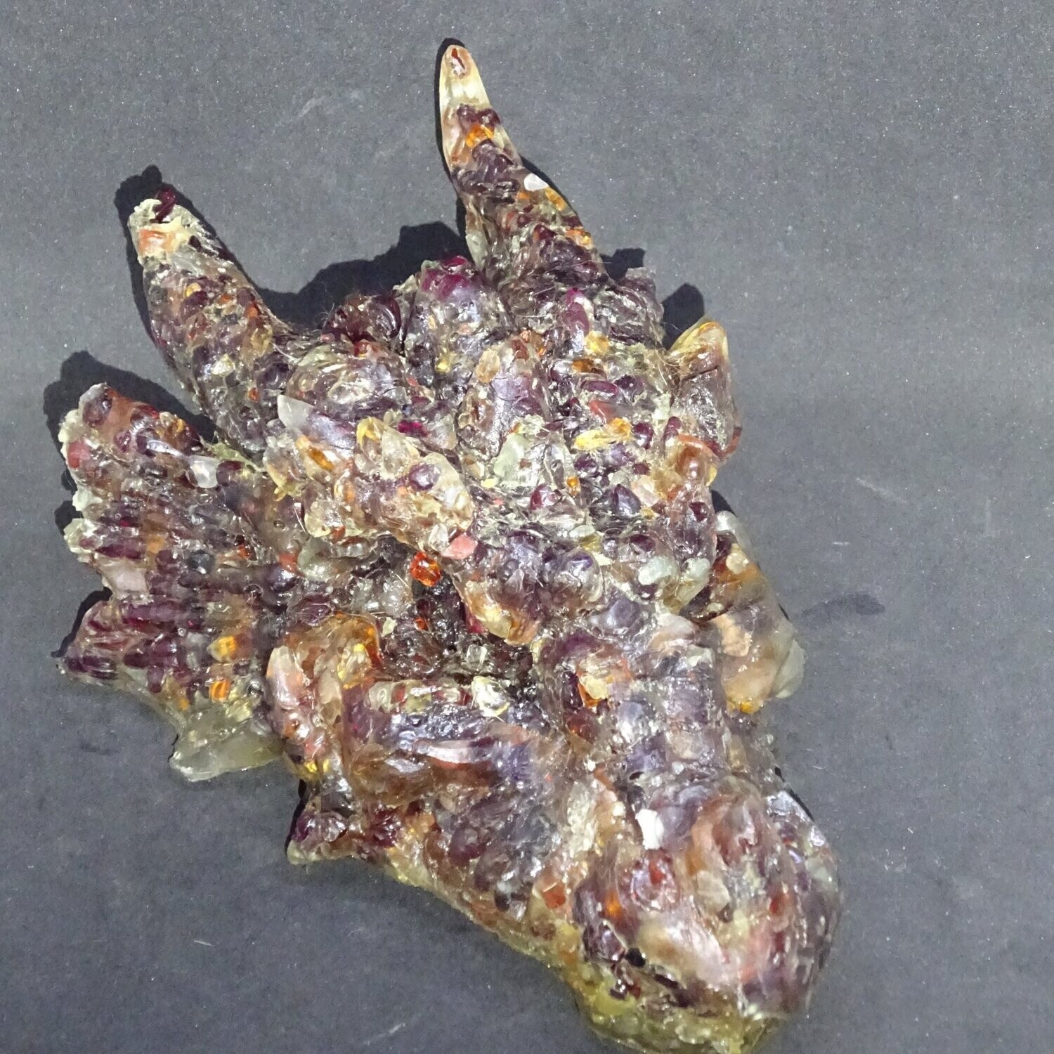 Drachenkopf aus der Neuen Zeit: Citrin & Granat