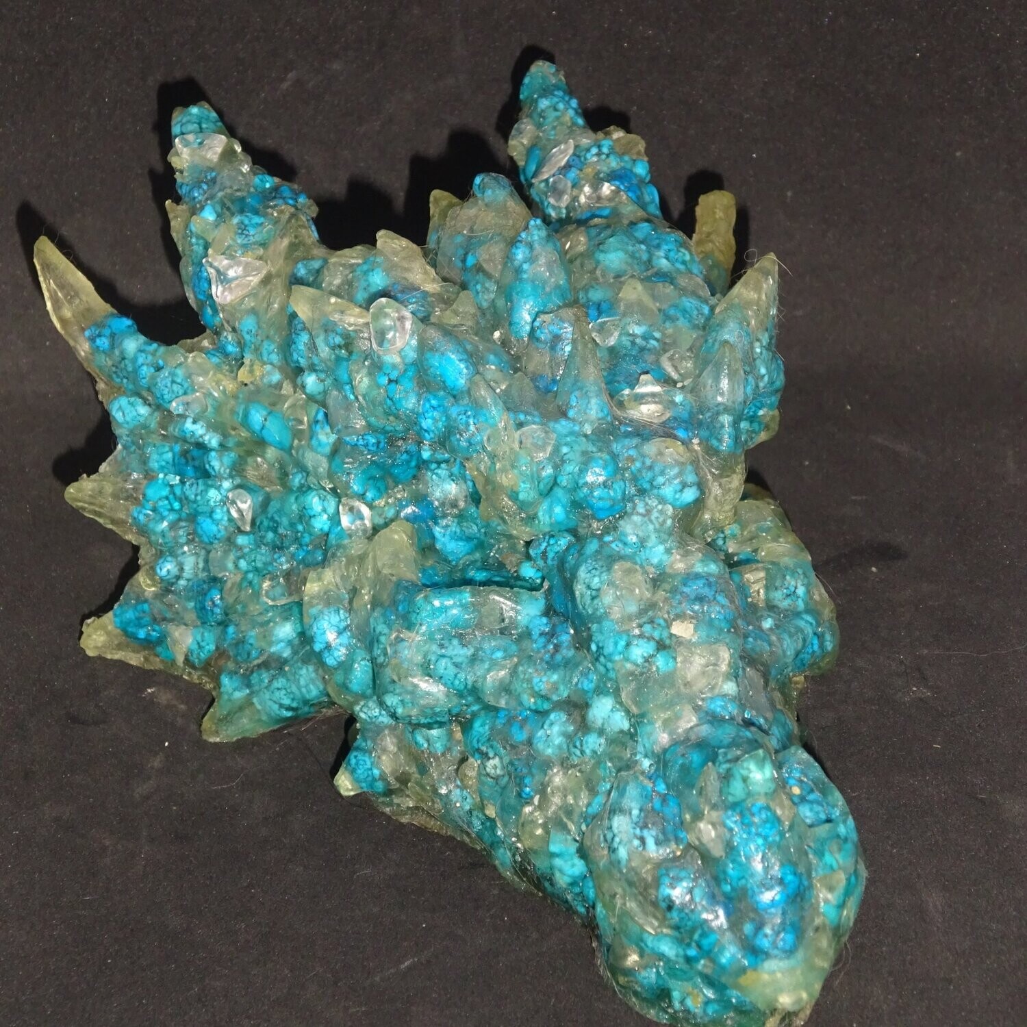 Drachenkopf aus der Neuen Zeit: Magnesit (gefärbt) mit Bergkristall