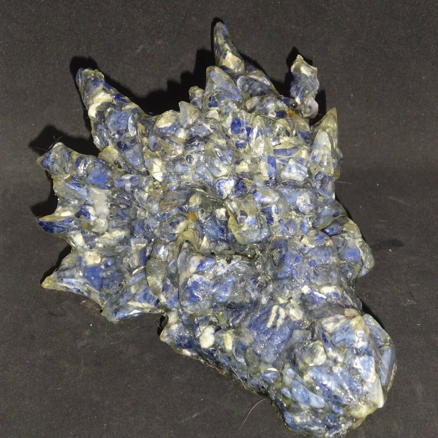 Drachenkopf aus der Neuen Zeit: Sodalith mit Schörl 1