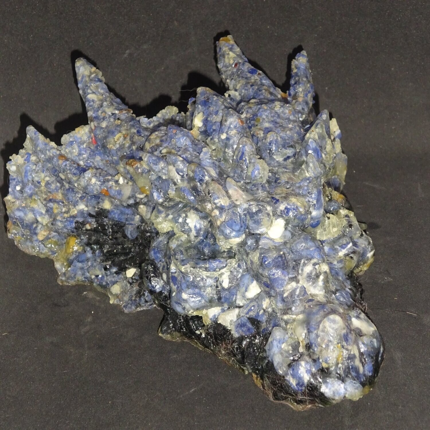 Drachenkopf aus der Neuen Zeit: Sodalith & Schörl 2