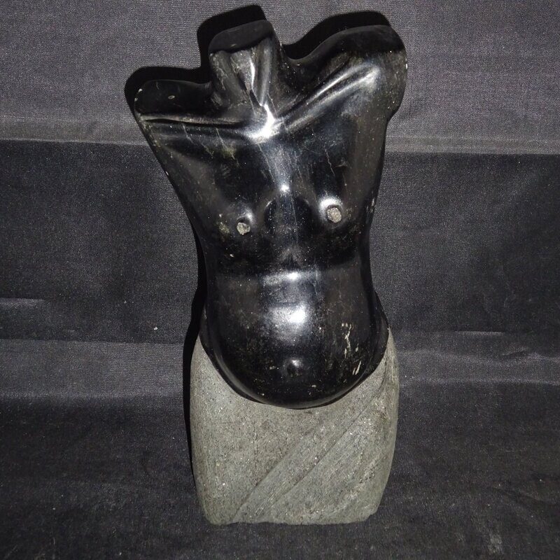 Göttin Gaia: Obsidian auf Smaragd Muttergestein Sockel Göttin Gaia: Obsidian auf Smaragd Muttergestein Sockel