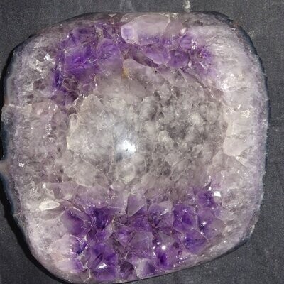 Kristallschale: Amethyst auf Bergkristall 1