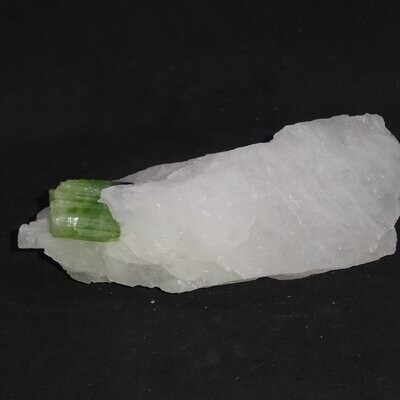 Einzelstück: Grüner Turmalin auf Bergkristall
