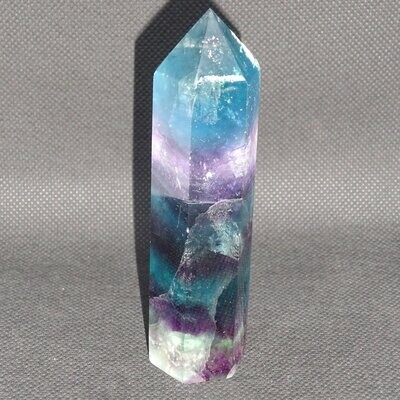Kristallspitze: Oblisk aus Regenbogenfluorit 1