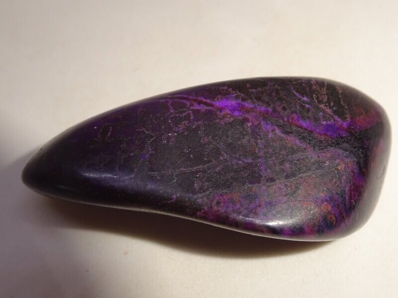 Einzelstück: Sugilith, violett Einzelstück: Sugilith, violett
