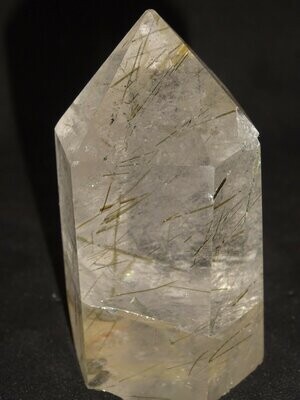 Kristallspitze: Bergkristall mit Rutil