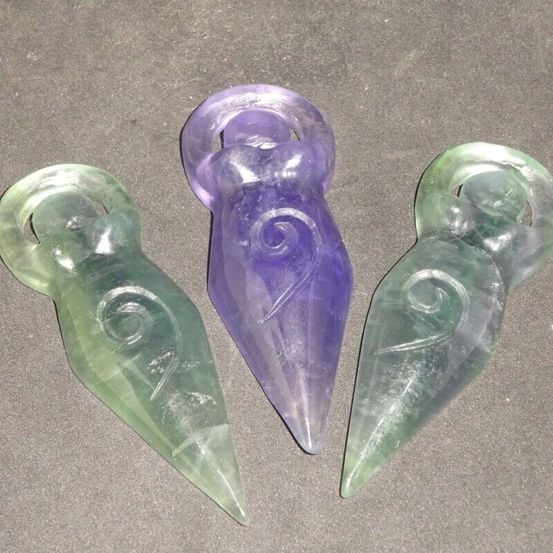 Göttin: Urgöttin aus Fluorit (Anhänger) Göttin: Urgöttin aus Fluorit (Anhänger)