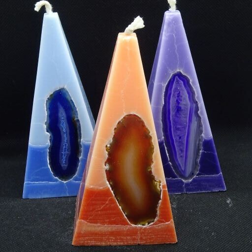 Kerze: Pyramide mit Achatscheibe Kerze: Pyramide mit Achatscheibe
