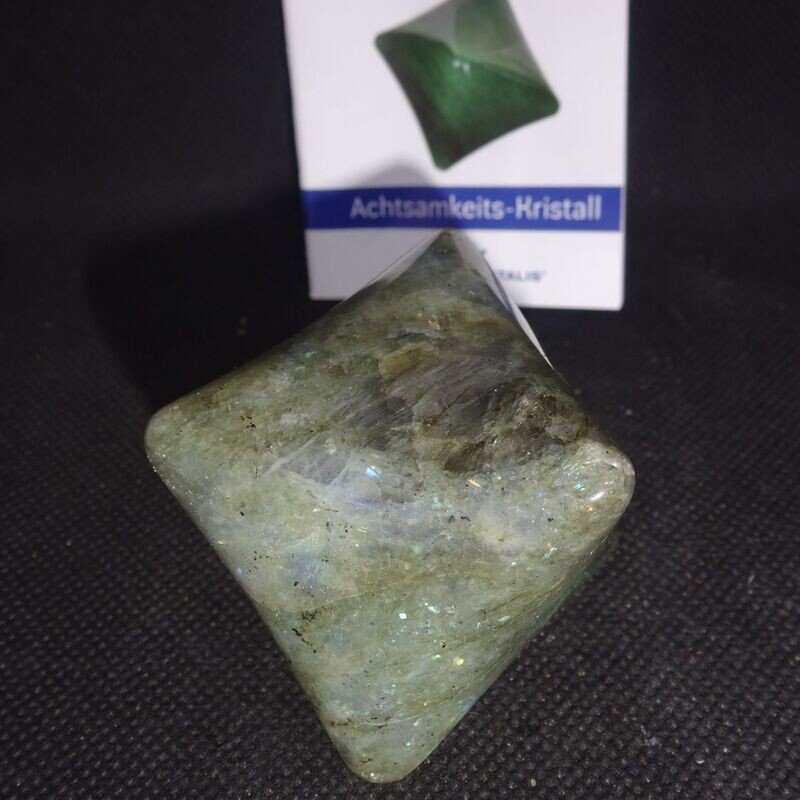 Achtsamkeitskristall aus Labradorit (Oktaeder) Achtsamkeitskristall aus Labradorit (Oktaeder)