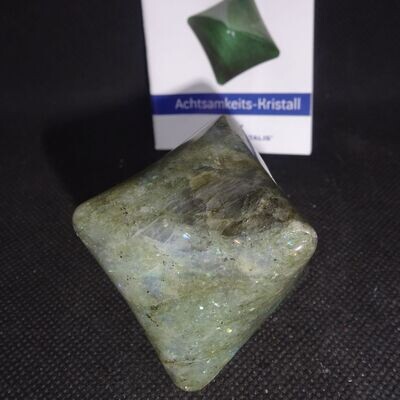 Achtsamkeitskristall aus Labradorit (Oktaeder)