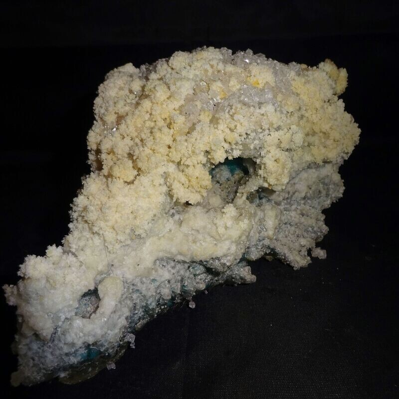 Drachenkopf: Salz auf gefärbten Magnesit Drachenkopf: Salz auf gefärbten Magnesit