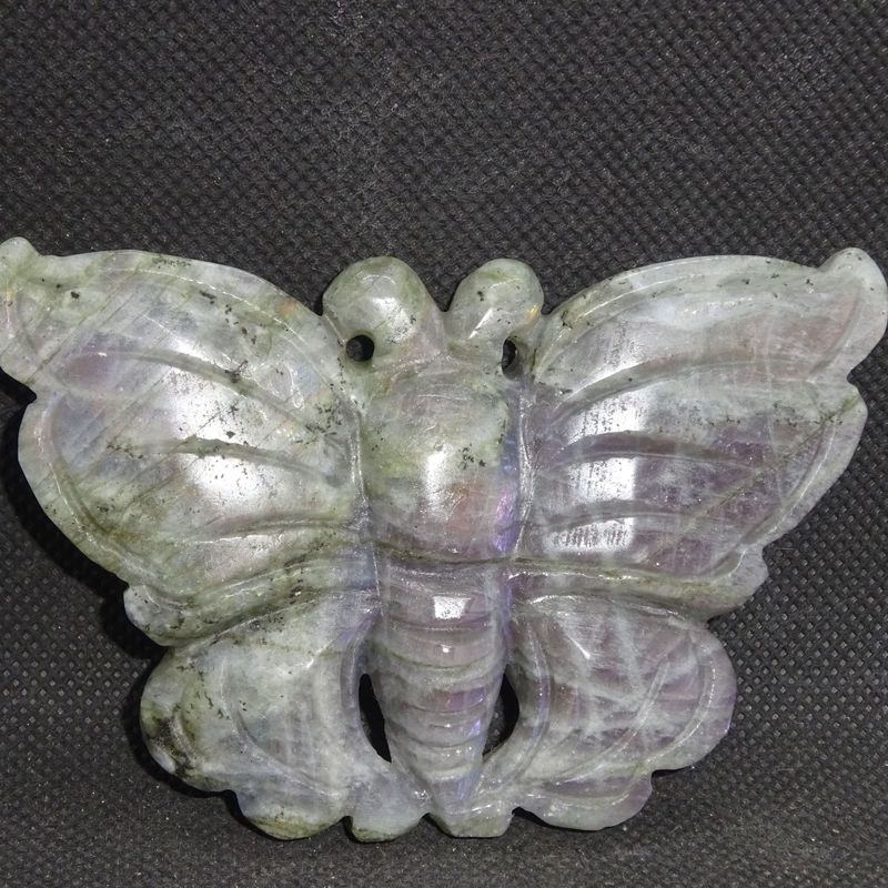 Krafttier: Schmetterling aus weißem Labradorit 1 Krafttier: Schmetterling aus weißem Labradorit 1