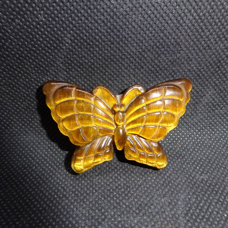 Krafttier: Schmetterling aus Tigerauge Krafttier: Schmetterling aus Tigerauge