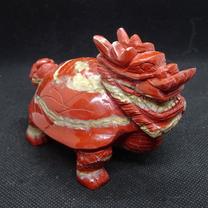 Drachenschildkröte: aus rotem Jaspis Drachenschildkröte: aus rotem Jaspis