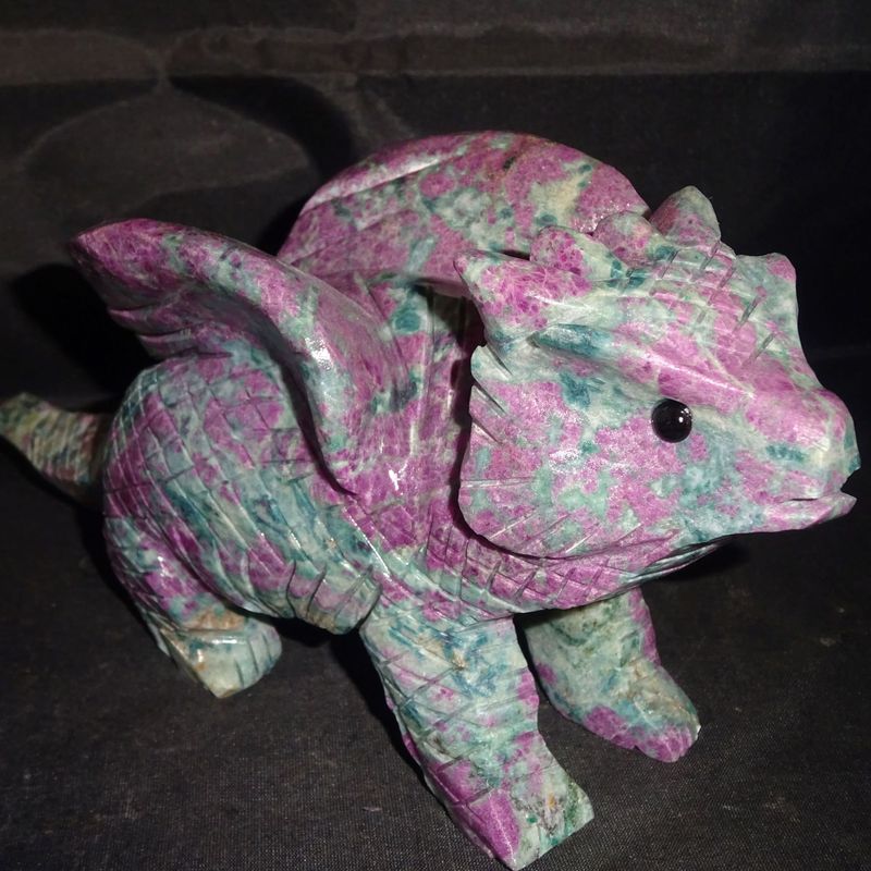 Ganzkörperdrache: Rubin in Fuchsit Ganzkörperdrache: Rubin in Fuchsit