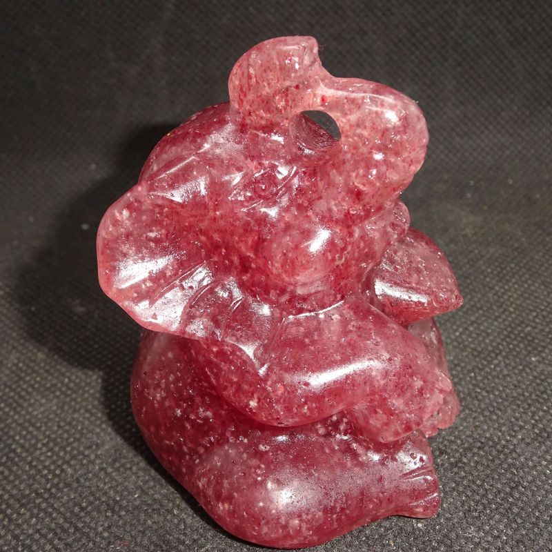 Krafttier: Elefant aus Muskovit Krafttier: Elefant aus Muskovit