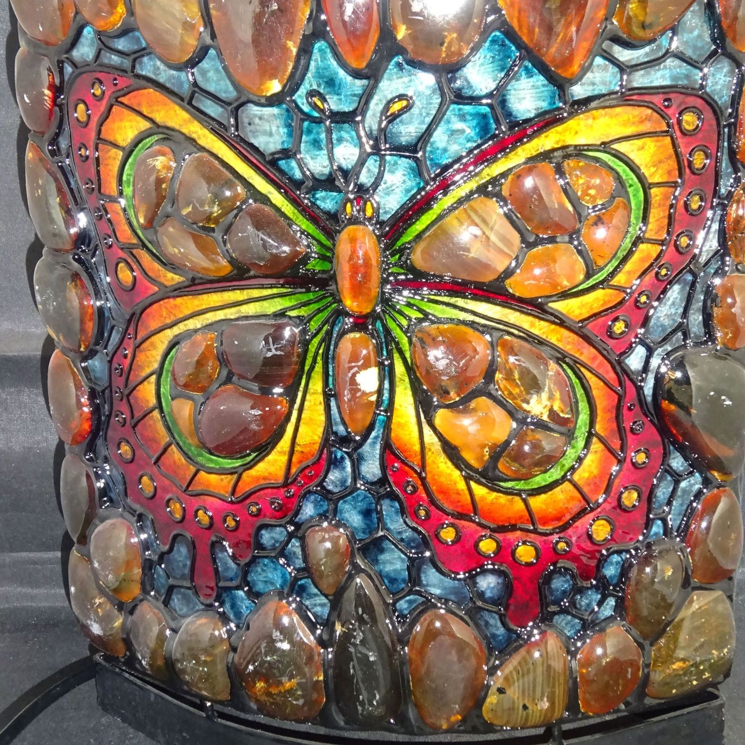 Kristalllampe: Bernstein mit Schmetterling als Symbol