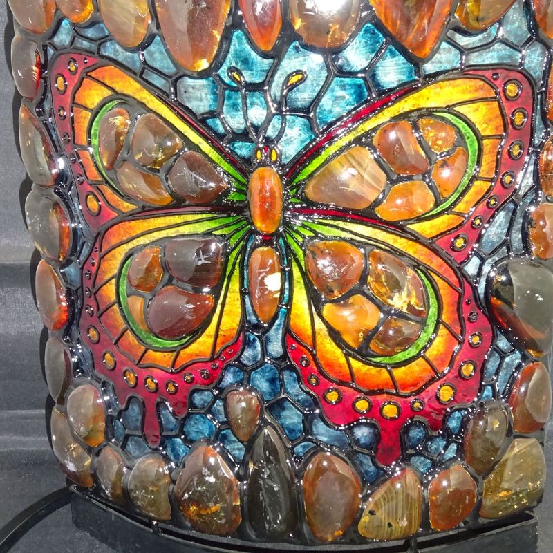 Kristalllampe: Bernstein mit Schmetterling als Symbol Kristalllampe: Bernstein mit Schmetterling als Symbol