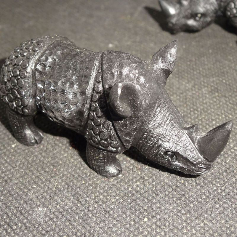 Krafttier: Nashorn aus Schungit Krafttier: Nashorn aus Schungit