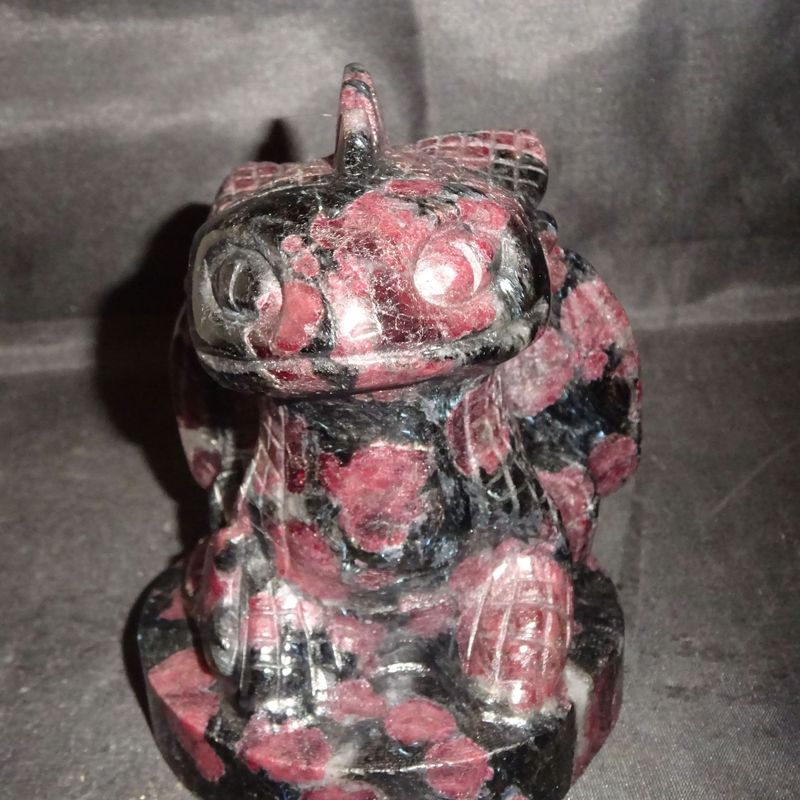 Mutter Erde Baby Drache: Granat in Muttergestein Mutter Erde Baby Drache: Granat in Muttergestein