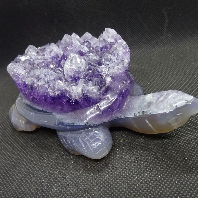 Krafttier: Schildkröte aus Amethyst auf Achat Krafttier: Schildkröte aus Amethyst auf Achat