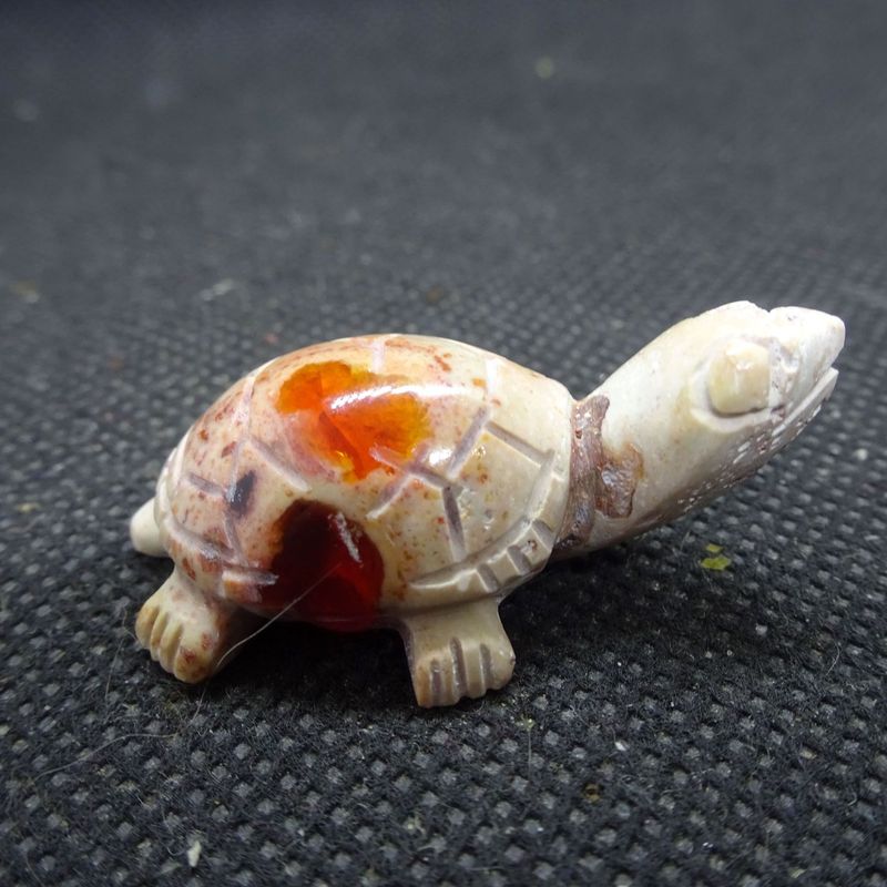 Krafttier: Schildkröte aus Opal in Muttergestein Krafttier: Schildkröte aus Opal in Muttergestein