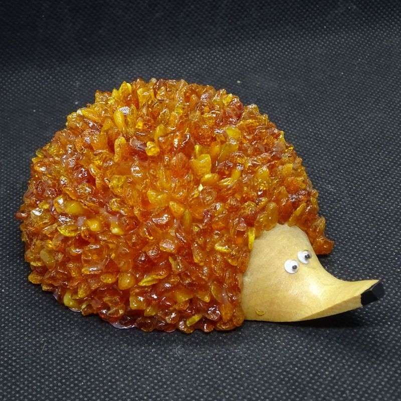 Krafttier: Igel mit Bernstein auf Holz 1 Krafttier: Igel mit Bernstein auf Holz 1