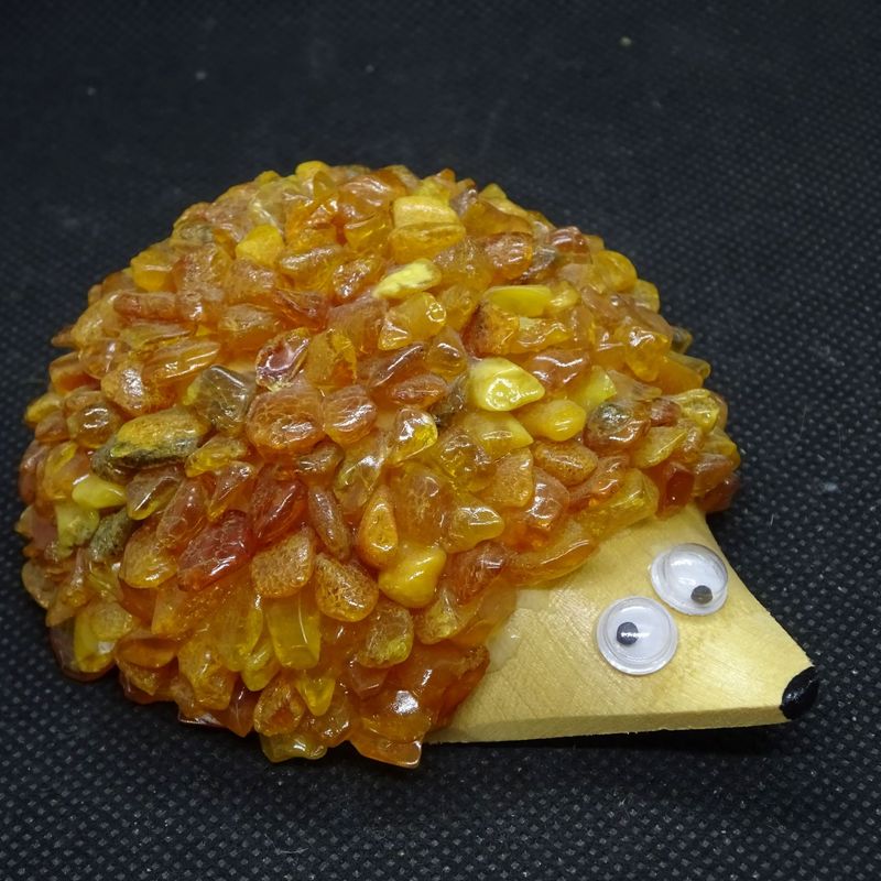 Krafttier: Igel mit Bernstein auf Holz 3 Krafttier: Igel mit Bernstein auf Holz 3