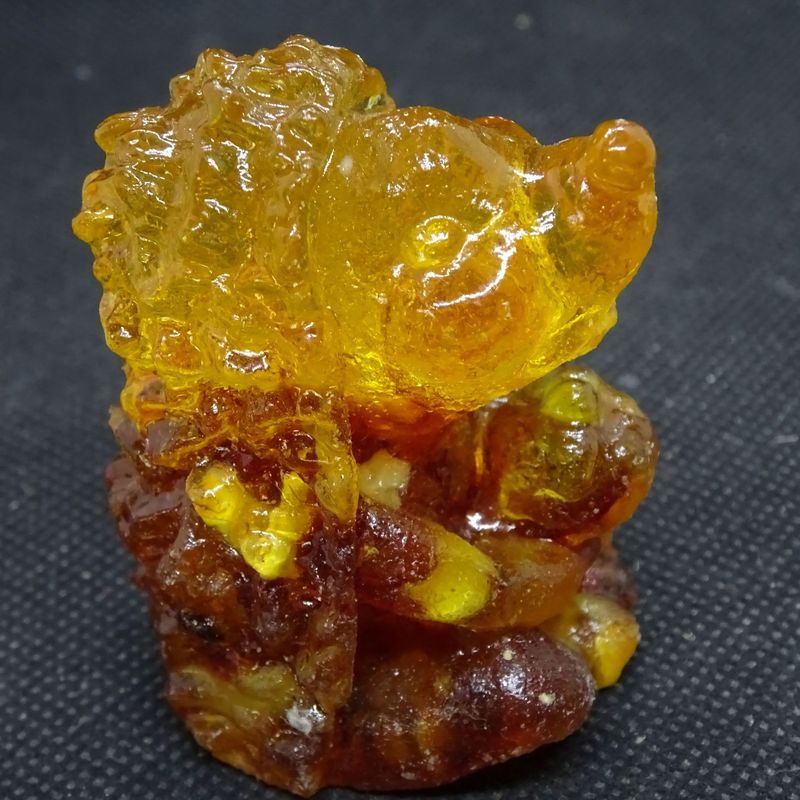 Krafttier: Igel mit Bernstein in Resin Krafttier: Igel mit Bernstein in Resin