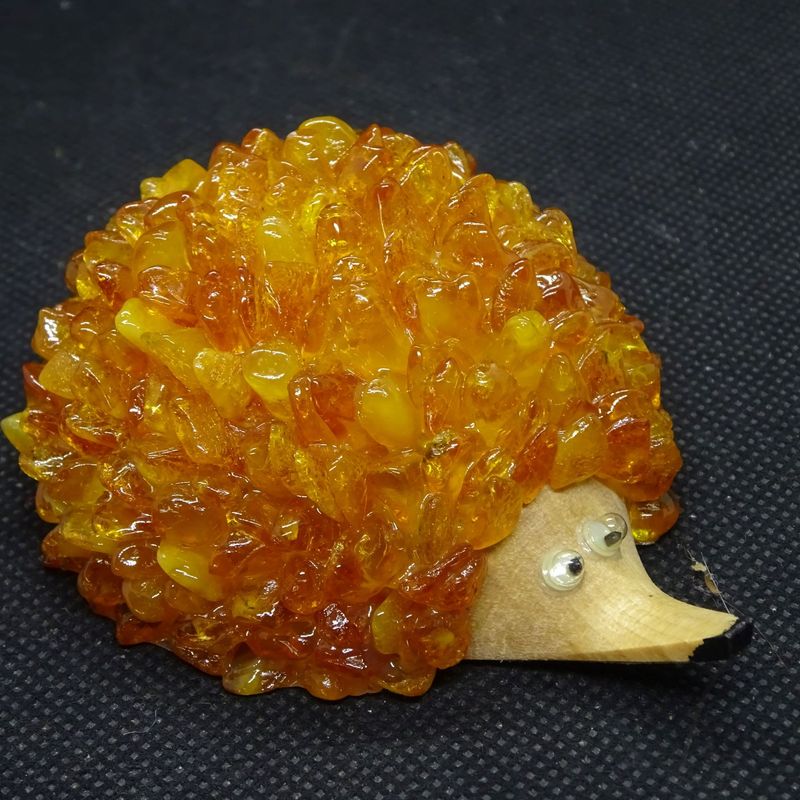 Krafttier: Igel mit Bernstein auf Holz 2 Krafttier: Igel mit Bernstein auf Holz 2