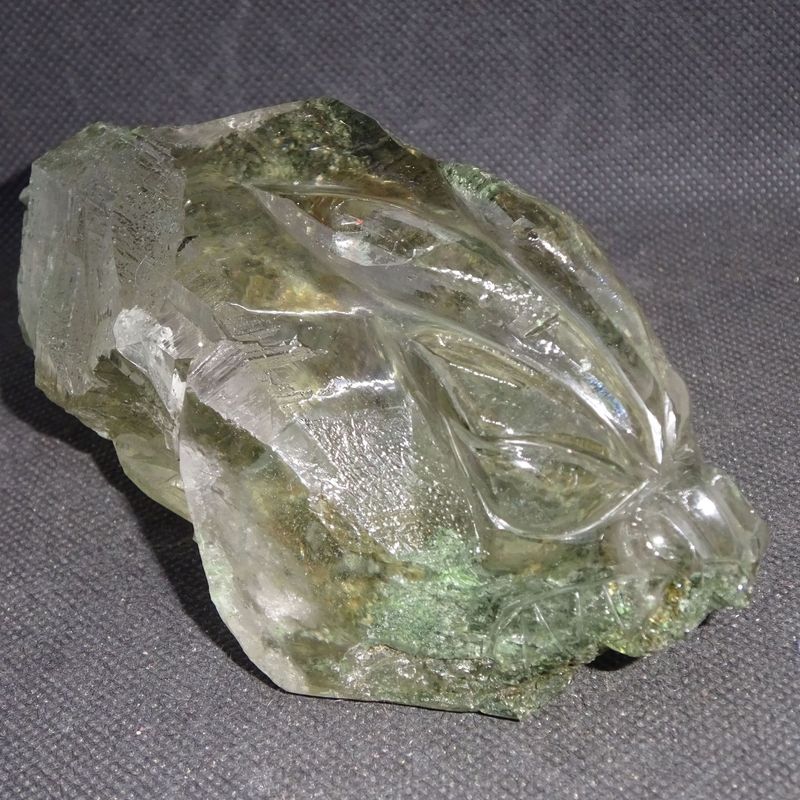 Drachenkopf: Quetzalcoatl aus Chlorit mit Goldrutil 1 Drachenkopf: Quetzalcoatl aus Chlorit mit Goldrutil 1