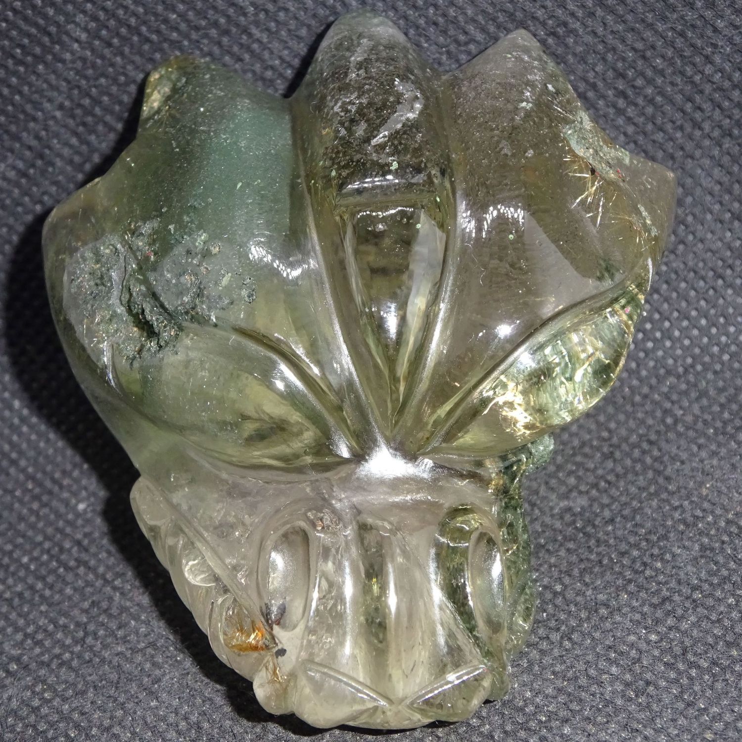 Drachenkopf: Quetzalcoatl aus Chlorit mit Goldrutil  3