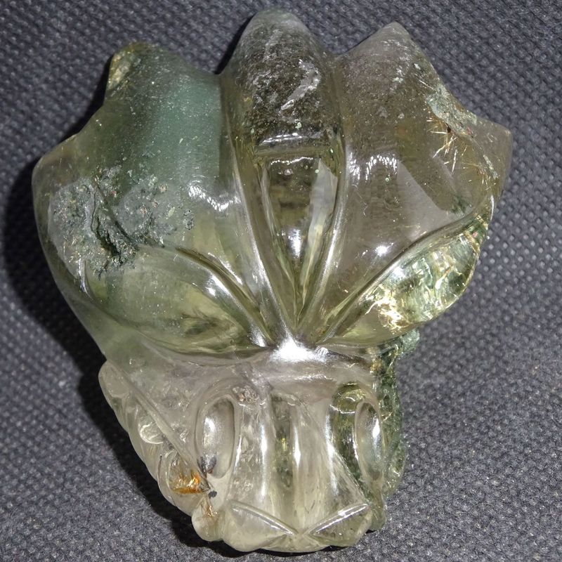 Drachenkopf: Quetzalcoatl aus Chlorit mit Goldrutil 3 Drachenkopf: Quetzalcoatl aus Chlorit mit Goldrutil 3