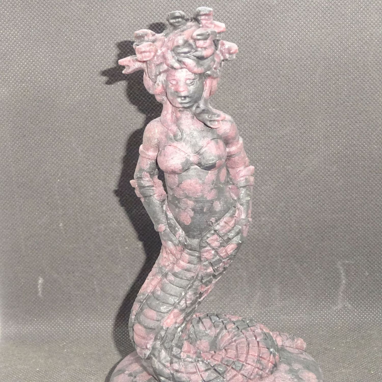 Göttin Medusa: Granat in Muttergestein