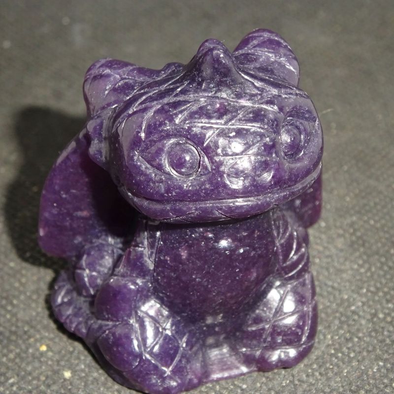 Mutter Erde Baby Drache: Lepidolith Mutter Erde Baby Drache: Lepidolith