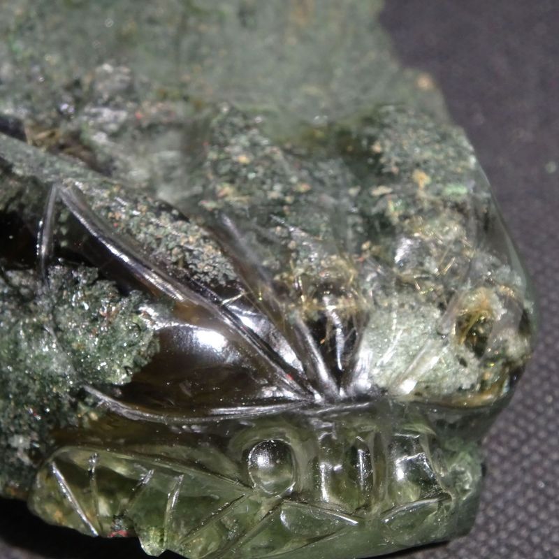 Drachenkopf: Quetzalcoatl aus Chlorit mit Goldrutil 7 Drachenkopf: Quetzalcoatl aus Chlorit mit Goldrutil 7