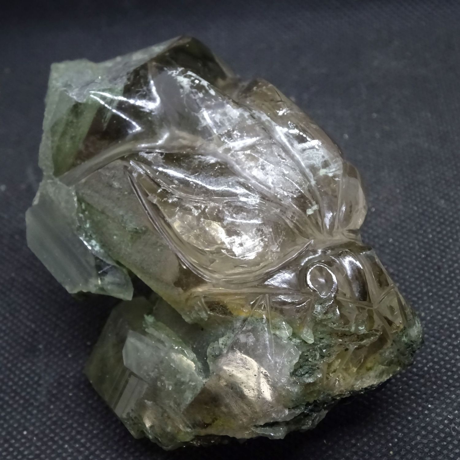 Drachenkopf: Quetzalcoatl aus Citrin mit Chlorit