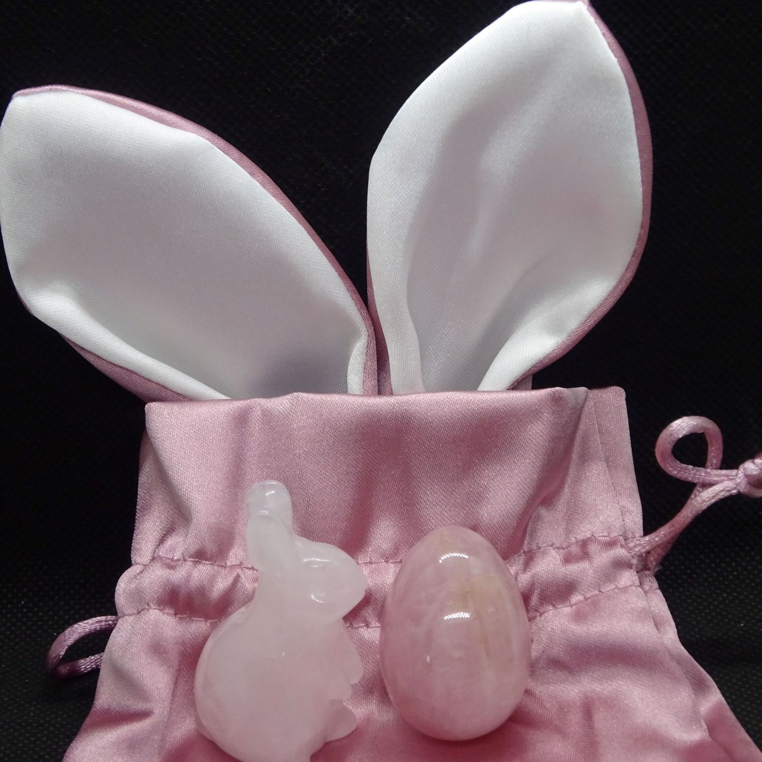 Ostern: Hase und Ei aus Rosenquarz
