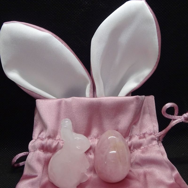 Ostern: Hase und Ei aus Rosenquarz Ostern: Hase und Ei aus Rosenquarz