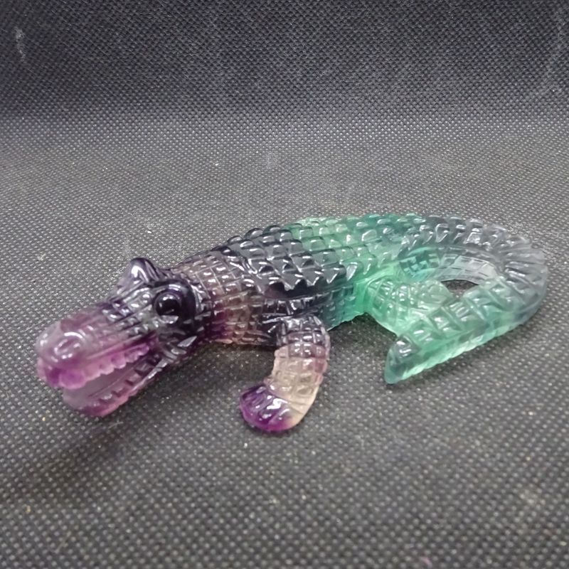 Krafttier: Krokodil aus Regenbogenfluorit Krafttier: Krokodil aus Regenbogenfluorit